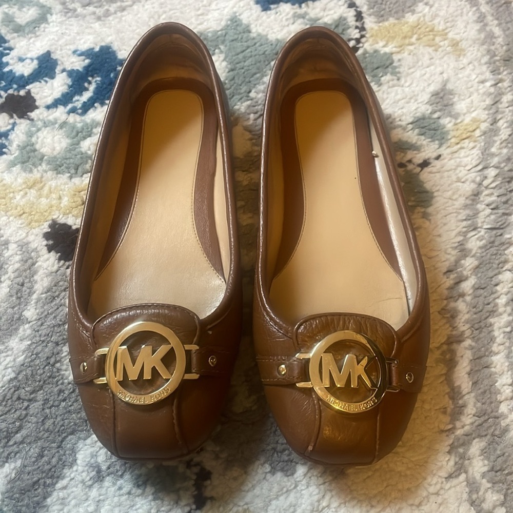 Michael Kors Tan Leather Flats With Gold Emblem Size 7.5